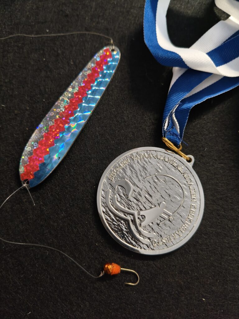 SM Suurahven 2026 Akaalla. 10 koon oranssi mätimorri ja lätkä toimi tummalla sadekelillä. Mika, Eelis ja Pertti pilkkivät joukkuehopeaa Meri-Lapin urheilukalastajille.